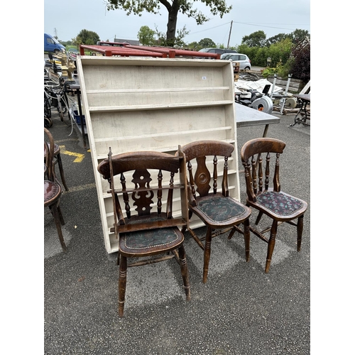 3538 - A LARGE PAINTED PINE SHELVING UNIT, A SMALL OAK SHELF AND THREE DINING CHAIRS