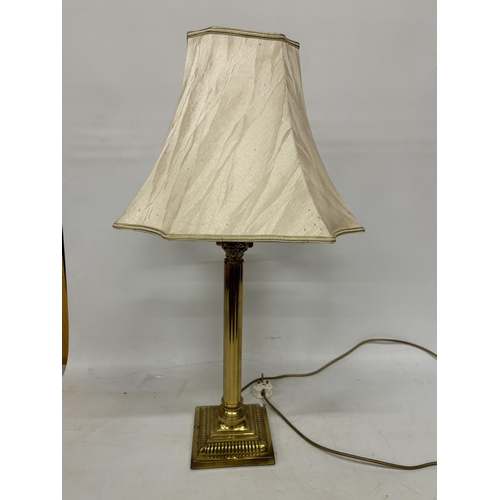 4 - AN ANTIQUE BRASS CORINTHIAN REEDED COLUMN TABLE LAMP HEIGHT OF COLUMN TO BASE 50CM