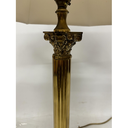 4 - AN ANTIQUE BRASS CORINTHIAN REEDED COLUMN TABLE LAMP HEIGHT OF COLUMN TO BASE 50CM