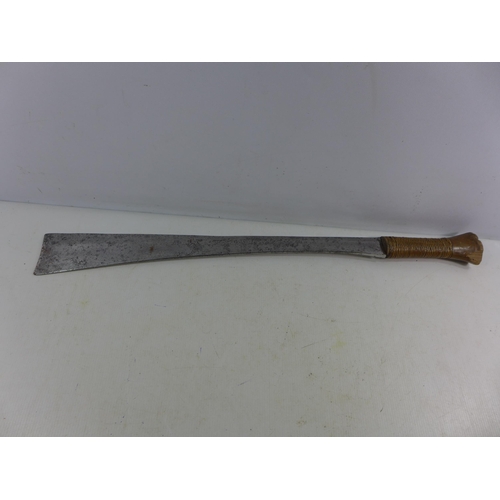 302 - A VINTAGE POSSIBLY BURMESE MACHETTE LENGTH 67CM