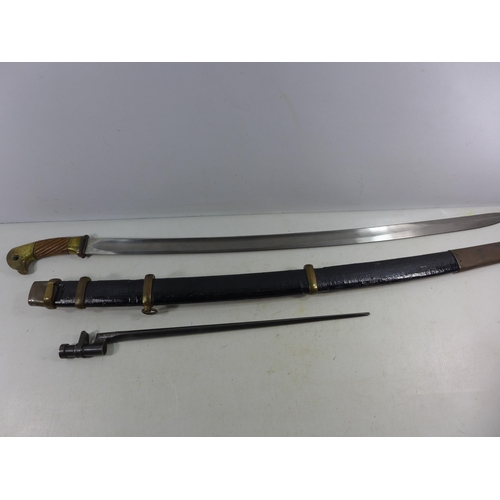 311 - A 20TH CENTURY RUSSIAN SHASHKA SWORD AND SCABBARD WITH INTEGRAL BAYONET, 80CM BLADE, LENGTH 97CM