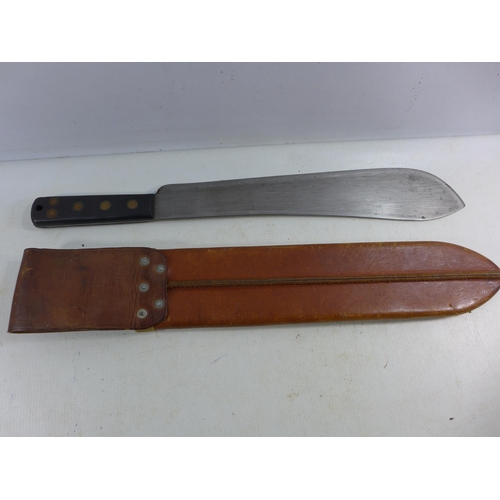 313 - A BRITISH ARMY MACHETTE AND SCABBARD, 38CM BLADE, SCABBARD STAMPED 1973, LENGTH 54CM