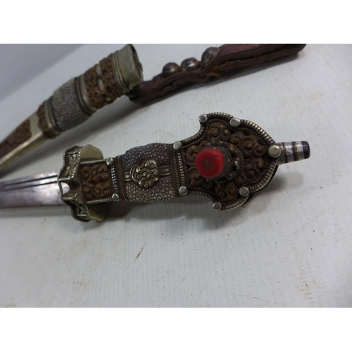 343 - A VINTAGE TIBETAN RITUAL KNIFE AND SCABBARD, 19CM BLDE, LENGTH 34CM