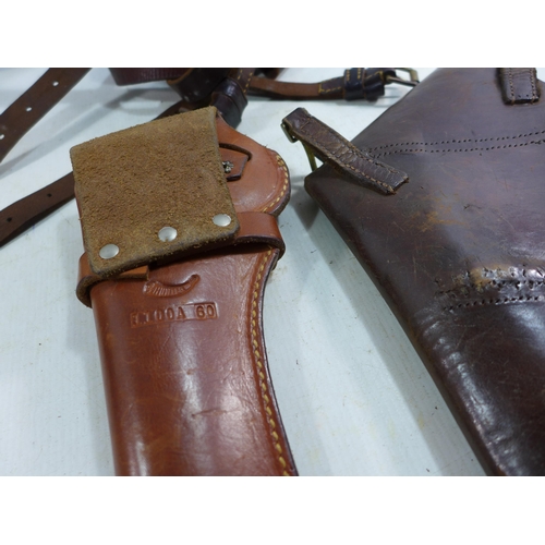 352 - AN EARLY TO MID 20TH CENTURY MILITARY LEATHER REVOLVER HOLSTER, LEATHER STRAPS AND LEATHER HUNTER HO... 