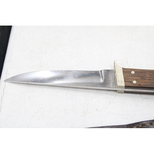 225 - A HAND MADE KNIFE IN AN ENGLISH LEATHER SHEATH