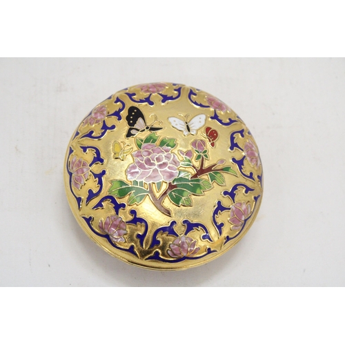 228 - A VINTAGE CLOISONNE TRINKET BOX WITH FLOWER AND BUTTERFLY DESIGN