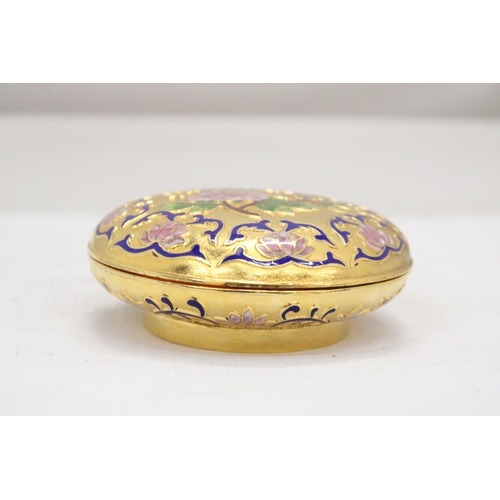 228 - A VINTAGE CLOISONNE TRINKET BOX WITH FLOWER AND BUTTERFLY DESIGN