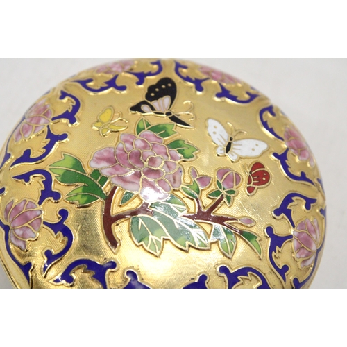 228 - A VINTAGE CLOISONNE TRINKET BOX WITH FLOWER AND BUTTERFLY DESIGN