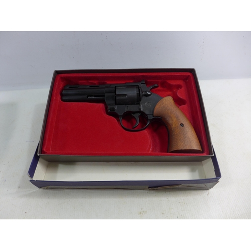 364 - A BOXED BLANK FIRING ME MAGNUM 380 CALIBRE REVOLVER, 10CM BARREL, LENGTH 23CM