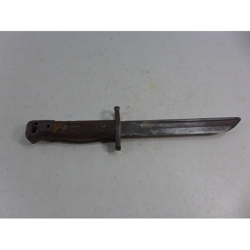 367 - A WORLD WAR I 1907 PATTERN CUT DOWN BAYONET, POSSIBLY FOR TRENCH FIGHTING, 17CM BLADE, LENGTH 29CM