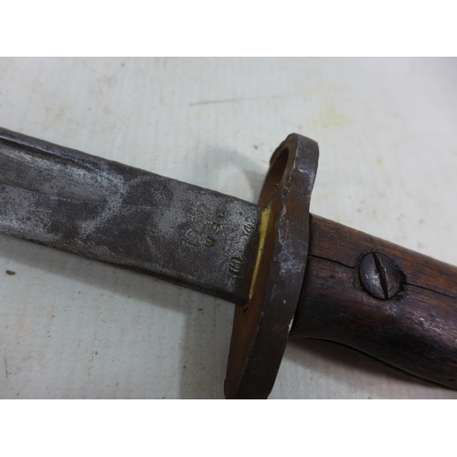 367 - A WORLD WAR I 1907 PATTERN CUT DOWN BAYONET, POSSIBLY FOR TRENCH FIGHTING, 17CM BLADE, LENGTH 29CM