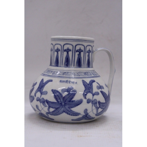 162 - A VINTAGE MING PATTERN PORCELAIN BLUE AND WHITE JUG/PITCHER