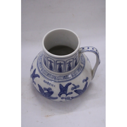 162 - A VINTAGE MING PATTERN PORCELAIN BLUE AND WHITE JUG/PITCHER