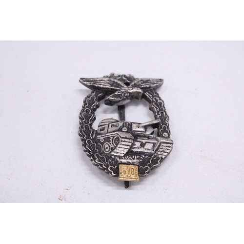 206 - A GERMAN TANK BADGE