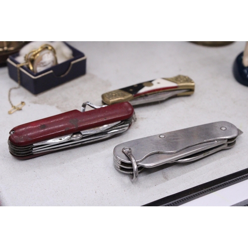 216 - THREE VINTAGE PENKNIVES TO INCLUDE ONE MILITARY