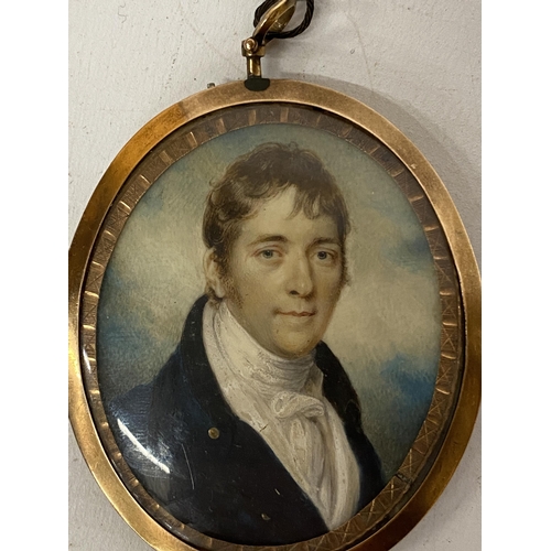 7 - A MINIATURE PORTRAIT OF A GENTLEMAN WEARING A DARK BLUE ROBE ENCASED WITHIN A ROSE GOLD METAL FRAME