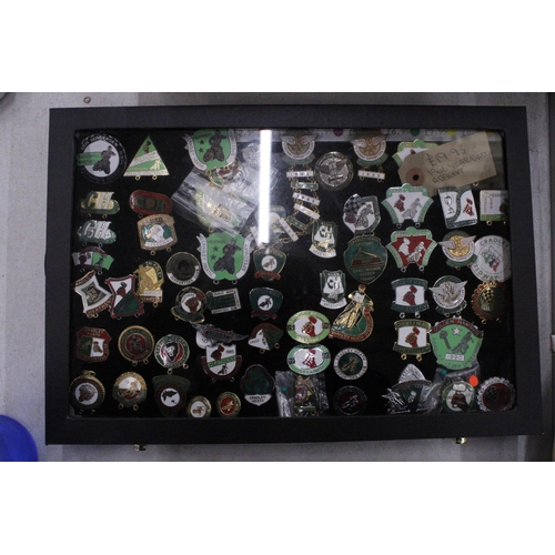 252 - A CASED QUANTITY OF ENAMEL BADGES - CRADLEY HEATH UNITED SPEEDWAY SUPPORTERS CLUB