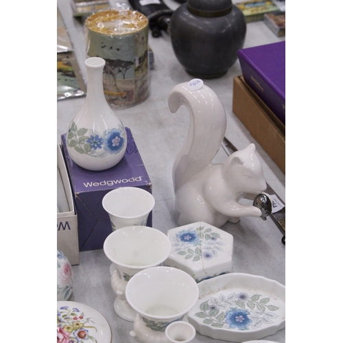 255 - A QUANTITY OF WEDGWOOD TO INCLUDE BUD VASES, EGG TRINKET, PIN DISHES TO ALSO INCLUDE ROYAL WORCESTER... 