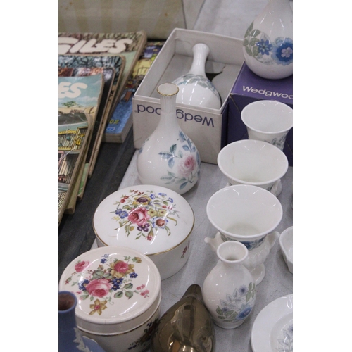 255 - A QUANTITY OF WEDGWOOD TO INCLUDE BUD VASES, EGG TRINKET, PIN DISHES TO ALSO INCLUDE ROYAL WORCESTER... 