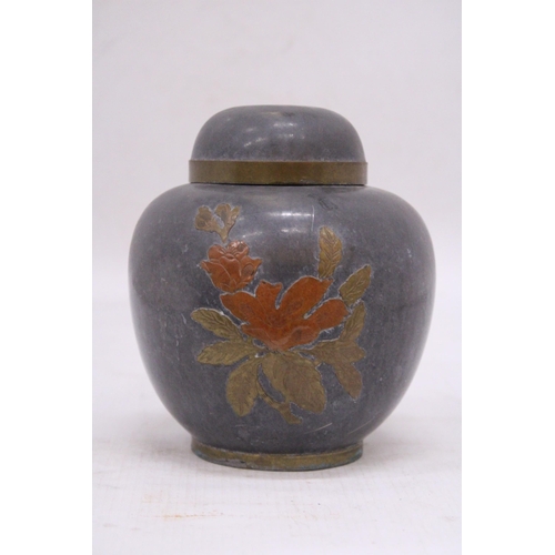 276 - A VINTAGE PEWTER CHINESE GINGER JAR AND LID WITH BRASS DESIGN, HEIGHT 14CM