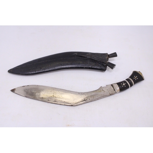 277 - A 20TH CENTURY GURKHA / KUKRI KNIFE IN BLACK LEATHER SHEATH WITH TWO FURTHER KNIVES