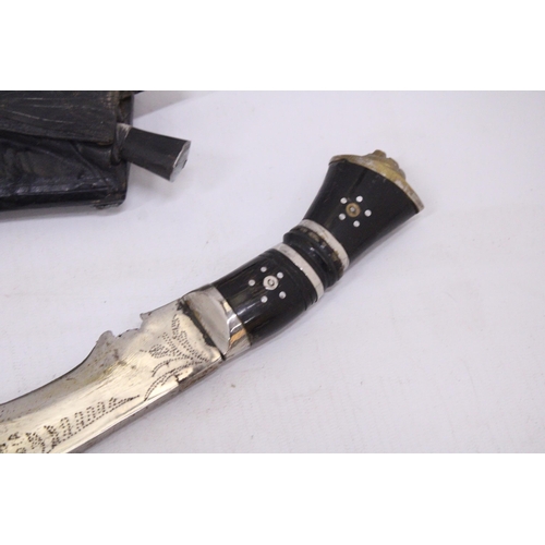 277 - A 20TH CENTURY GURKHA / KUKRI KNIFE IN BLACK LEATHER SHEATH WITH TWO FURTHER KNIVES