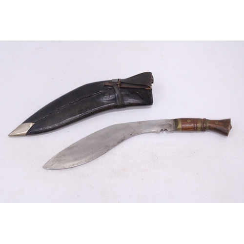 278 - A 1940S KUKRI KNIFE IN BROWN LEATHER SHEATH TOGETHER WITH TWO SMALLER KNIVES