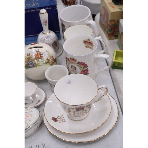 298 - A QUANTITY OF CERAMICS TO INCLUDE AYNSLEY COMMEMORATIVE BOXED CUP, ROYAL DOULTON POSEY, ROYAL WORCES... 