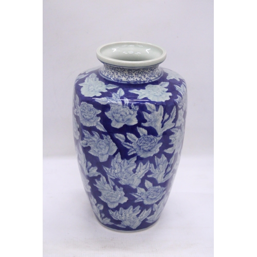 301 - AN ORIENTAL BLUE AND WHITE PORCELAIN VASE WITH MARKS TO THE BASE, HEIGHT 30CM