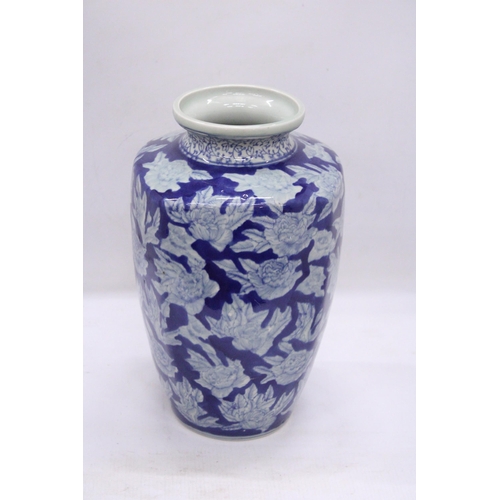 301 - AN ORIENTAL BLUE AND WHITE PORCELAIN VASE WITH MARKS TO THE BASE, HEIGHT 30CM