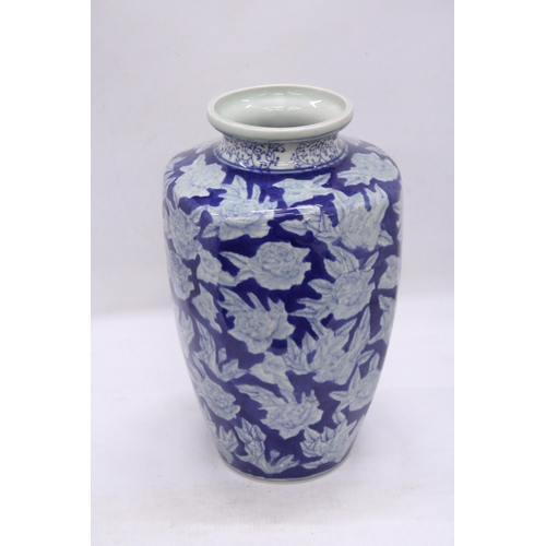 301 - AN ORIENTAL BLUE AND WHITE PORCELAIN VASE WITH MARKS TO THE BASE, HEIGHT 30CM