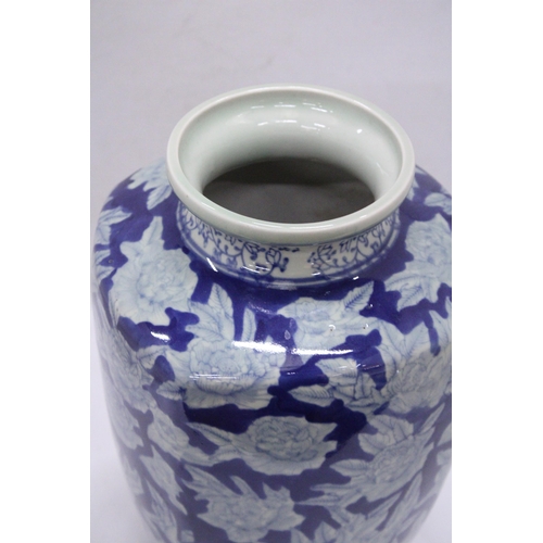 301 - AN ORIENTAL BLUE AND WHITE PORCELAIN VASE WITH MARKS TO THE BASE, HEIGHT 30CM