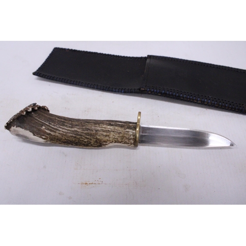 311 - A HAND MADE, BONE HANDLED HUNTING KNIFE WITH A NATIVE AMERICAN'S HEAD DECORATION TO THE TOP OF THE H... 