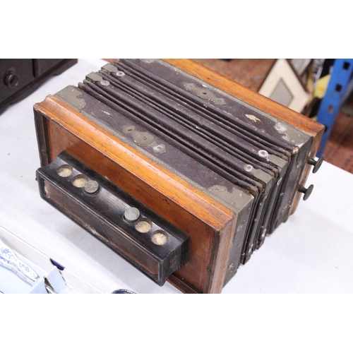 314 - A VINTAGE (POSSIBLY GERMAN) ACCORDIAN/ SQUEEZE BOX