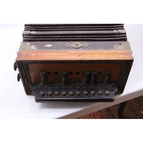 314 - A VINTAGE (POSSIBLY GERMAN) ACCORDIAN/ SQUEEZE BOX