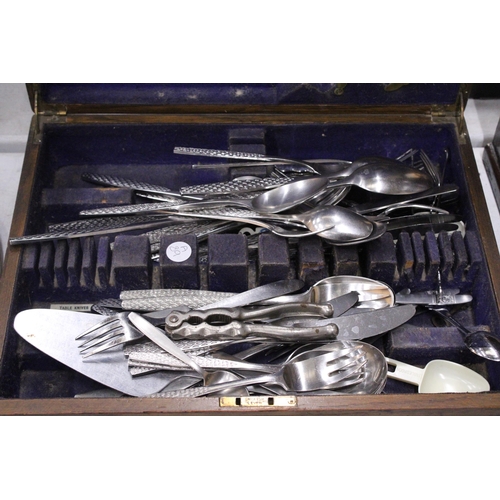 316 - A LARGE QUANTITY OF FLATWARE TO INCLUDE A BOXED MONOGRAM EXCLUSIVE STAINLESS STEEL CUTLERY SET AND E... 