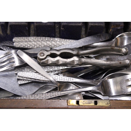 316 - A LARGE QUANTITY OF FLATWARE TO INCLUDE A BOXED MONOGRAM EXCLUSIVE STAINLESS STEEL CUTLERY SET AND E... 