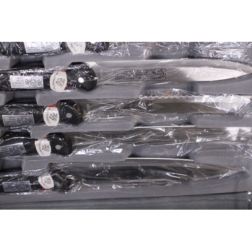 338 - AN OFFENBACH SOLINGEN KNIFE SET TO INCLUDE CARVING KNIVES, ETC