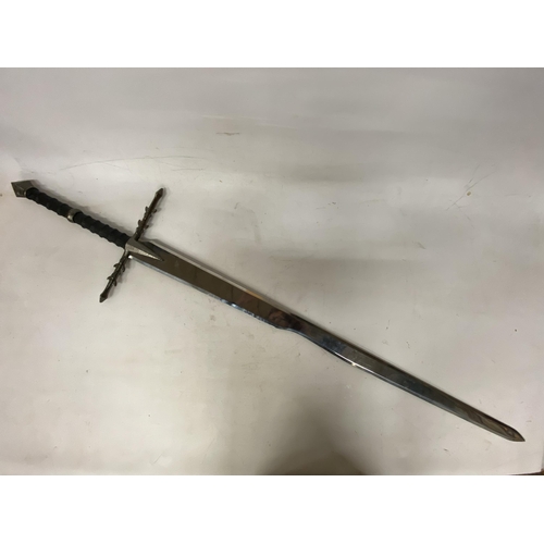 43 - A RINGWRAITHS NAZGUL SWORD REPLICA