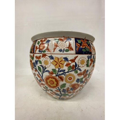 60 - AN EXTRA LARGE CHINESE PORCELAIN FISHBOWL CHINOISERIE PLANTER WITH FLOWERS AND BUTTERFLY DECORATION ... 