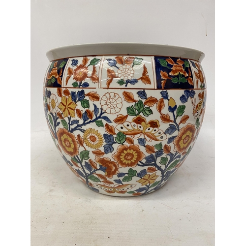 60 - AN EXTRA LARGE CHINESE PORCELAIN FISHBOWL CHINOISERIE PLANTER WITH FLOWERS AND BUTTERFLY DECORATION ... 