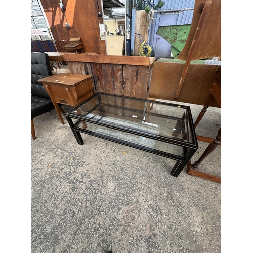 A BLACK AND GOLD TWO TIER COFFEE TABLE, 42
