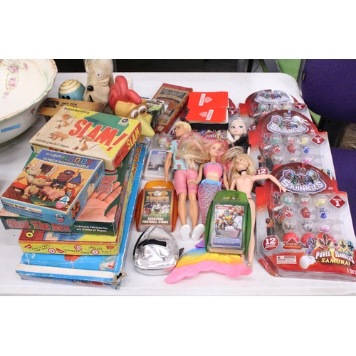 998 - A QUANTITY OF TOYS TO INCLUDE DOLLS, VINTAGE GAMES, NOVELTY MONEY BOXES, POWER RANGERS SAMURAI 'SQUI... 