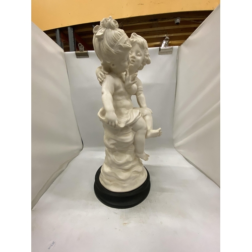 15 - A GUISEPPE BESSI STYLE SCULPTURE OF TWO CHILDREN - 53 CM