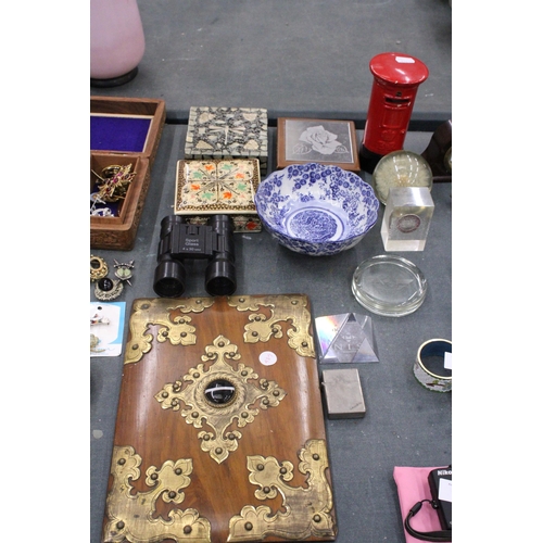 171 - A MIXED LOT TO INCLUDE PAPERWEIGHTS, E & R MONEY BOX, CHINESE BLUE AND WHITE SCALLOPED EDGE BOWL, CO... 