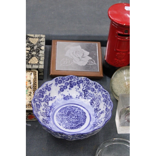 171 - A MIXED LOT TO INCLUDE PAPERWEIGHTS, E & R MONEY BOX, CHINESE BLUE AND WHITE SCALLOPED EDGE BOWL, CO... 