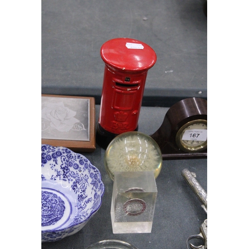 171 - A MIXED LOT TO INCLUDE PAPERWEIGHTS, E & R MONEY BOX, CHINESE BLUE AND WHITE SCALLOPED EDGE BOWL, CO... 