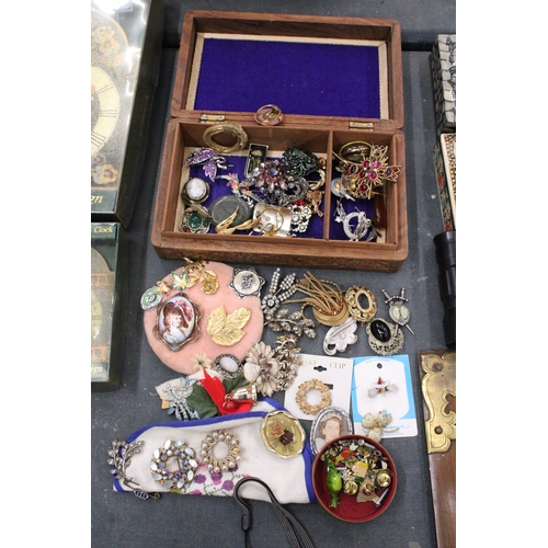 172 - A QUANTITY OF COSTUME JEWELLERY TO INCLUDE BROOCHES, SCARF RINGS, RINGS, PIN BADGES, ETC.,