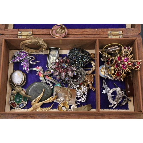 172 - A QUANTITY OF COSTUME JEWELLERY TO INCLUDE BROOCHES, SCARF RINGS, RINGS, PIN BADGES, ETC.,