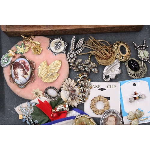 172 - A QUANTITY OF COSTUME JEWELLERY TO INCLUDE BROOCHES, SCARF RINGS, RINGS, PIN BADGES, ETC.,